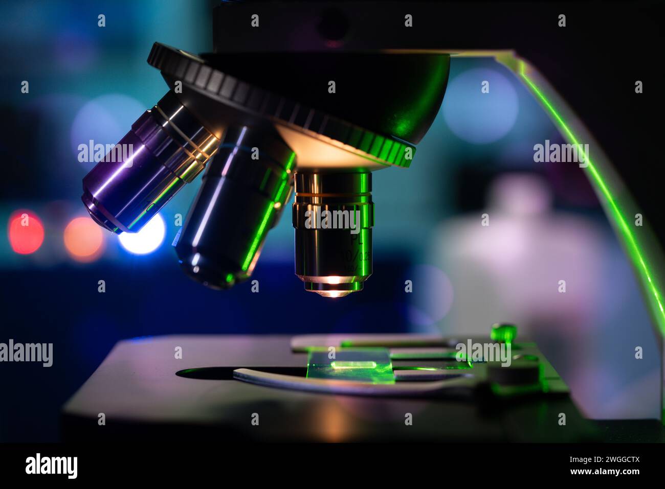 moderno microscopio ottico nel laboratorio di fisica dei materiali solidi Foto Stock