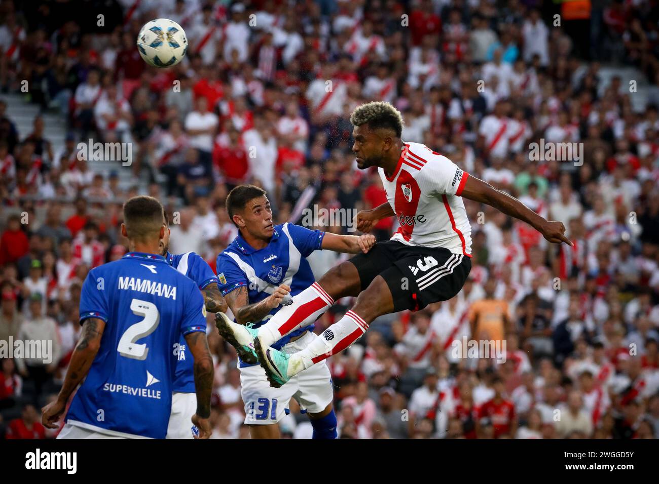 Buenos Aires, Argentina. 4 febbraio 2024. Emanuel Mammana (L) Valentin Gomez di Velez (C) e Miguel Borja di River Plate (R) visti in azione durante la partita tra River Plate e Velez come parte della Fecha 3 - Copa de la Liga Argentina de Futbol 2024 all'Estadio Monumental. (Punteggio finale: River Plate 5 - 0 Velez) (foto di Roberto Tuero/SOPA Images/Sipa USA) crediti: SIPA USA/Alamy Live News Foto Stock