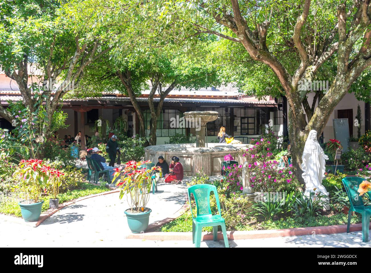 Cortile presso la Chiesa di Hermano Pedro (Iglesia de Hermano Pedro), Calle Oriente No. 20, Antigua, dipartimento di Sacatepéquez, Repubblica del Guatemala Foto Stock