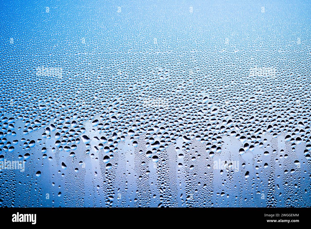 Raindrop trasparente su vetro con motivo Aqua Blue Foto Stock