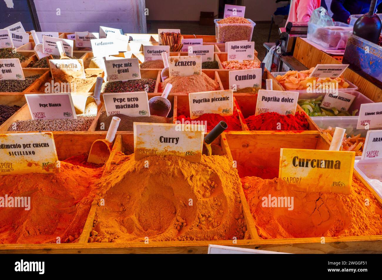 Spezie e condimenti in vendita in uno stand del mercato di Ortigia - Siracusa, Sicilia, Italia Foto Stock