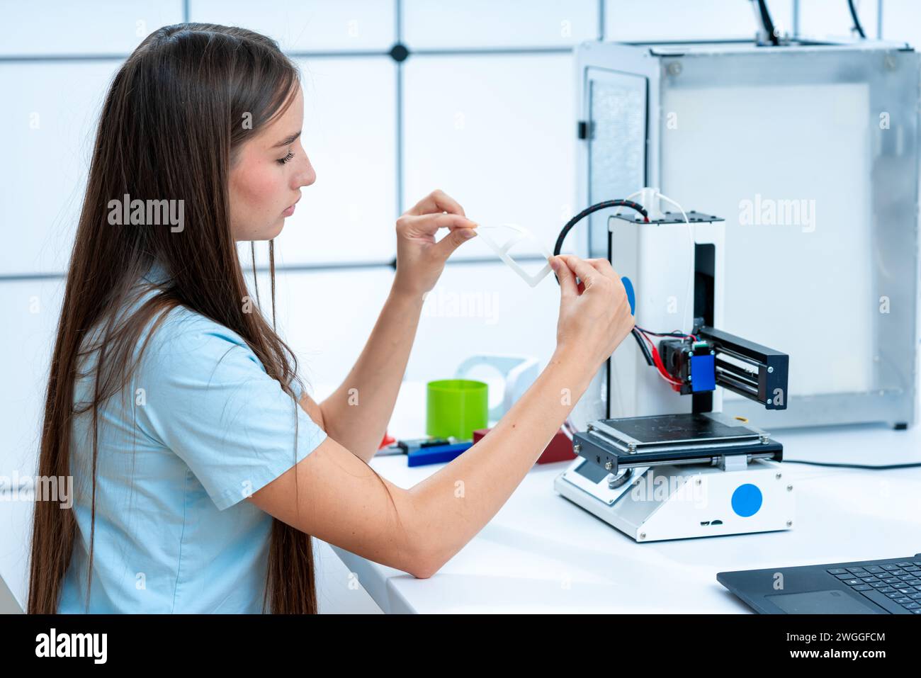 Circuiti ed elettronica: Le stampanti 3D consentono agli studenti di realizzare contenitori personalizzati, supporti e componenti per progetti di elettronica; integrazione di p Foto Stock