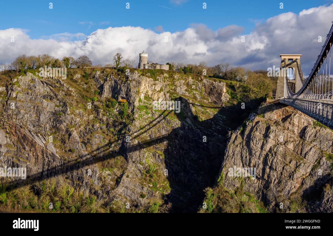 Il Clifton Suspension Bridge di Bristol nel Regno Unito ha gettato un'ombra Sulle rocce di St Vincent sotto l'Osservatorio e la Grotta del Gigante Foto Stock
