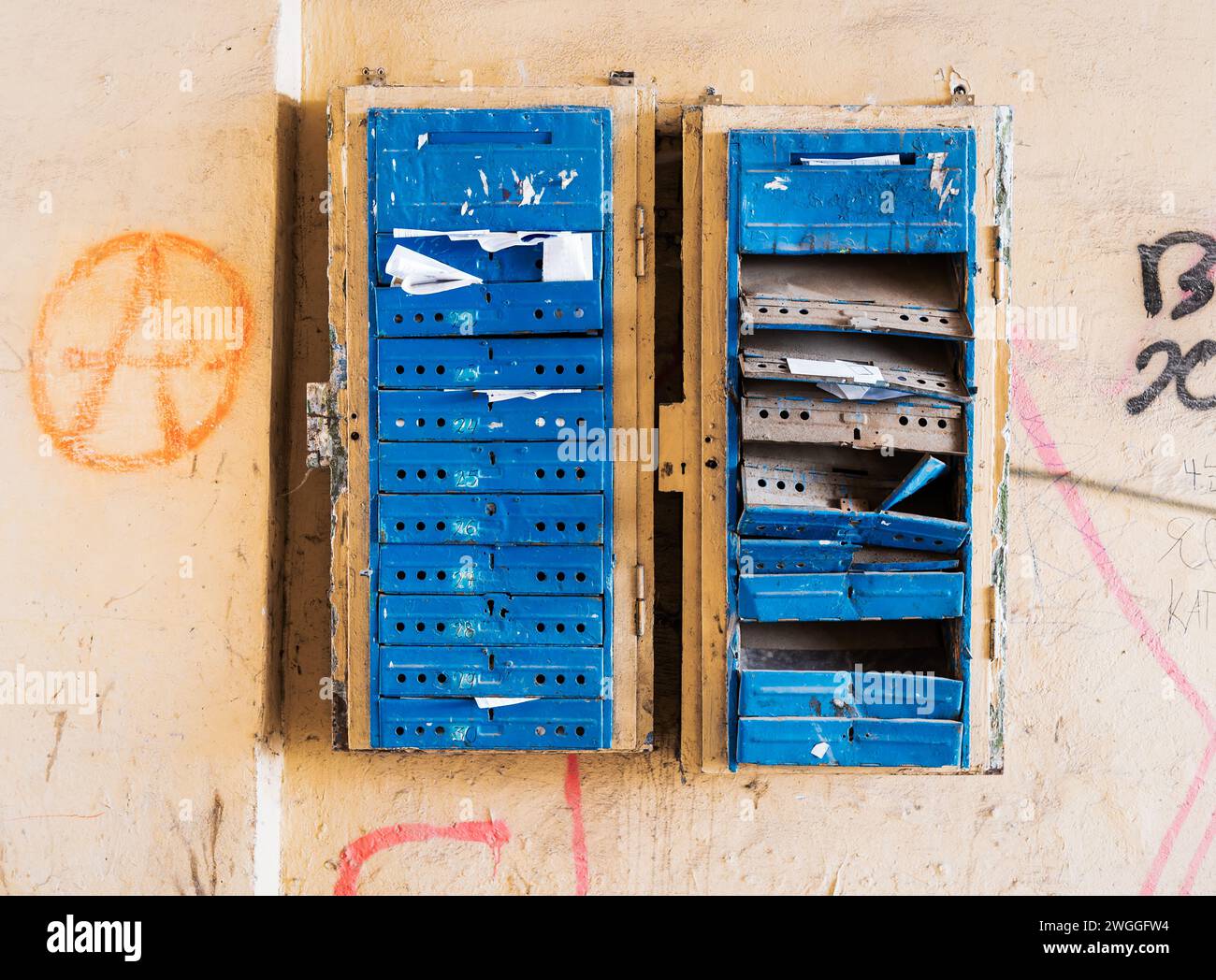 Vecchie cassette blu sul muro di una vecchia casa Foto Stock