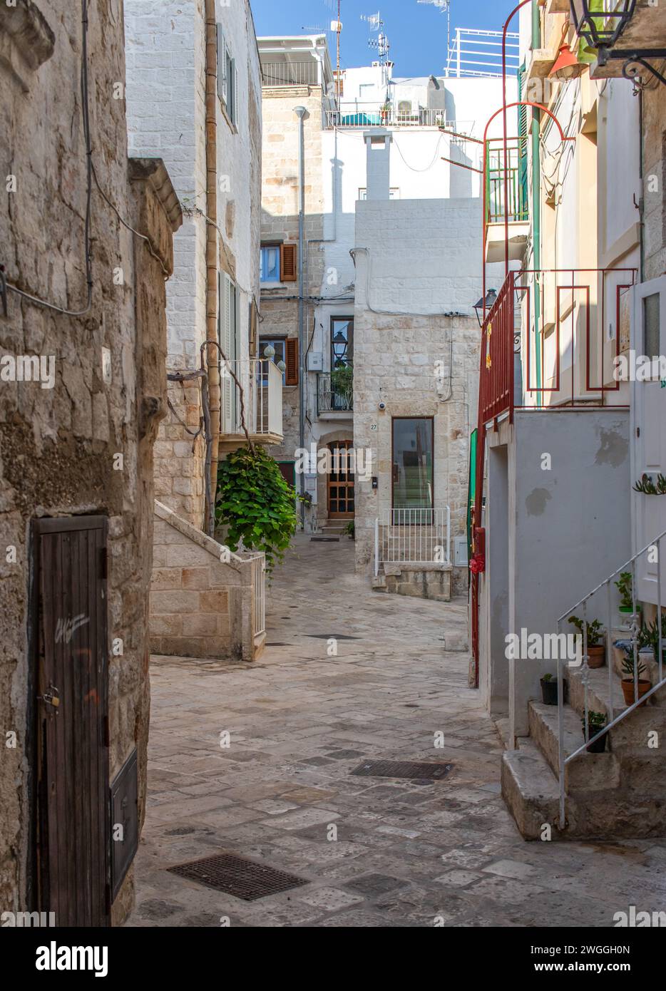 Polignano a Mare, una delle città più belle dell'Adriatico, è un punto di riferimento principale della Puglia. Qui, in particolare, i suoi vicoli stretti Foto Stock