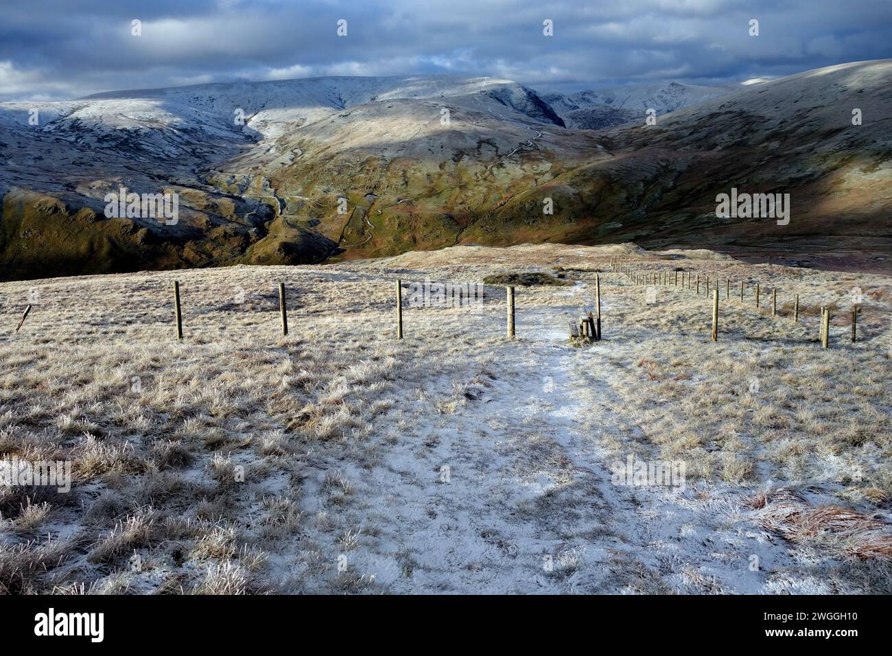 La catena montuosa "High Street" e la rete metallica in legno vicino alla vetta del "Tarn Crag" Lake District National Park, Cumbria, Inghilterra, Regno Unito Foto Stock