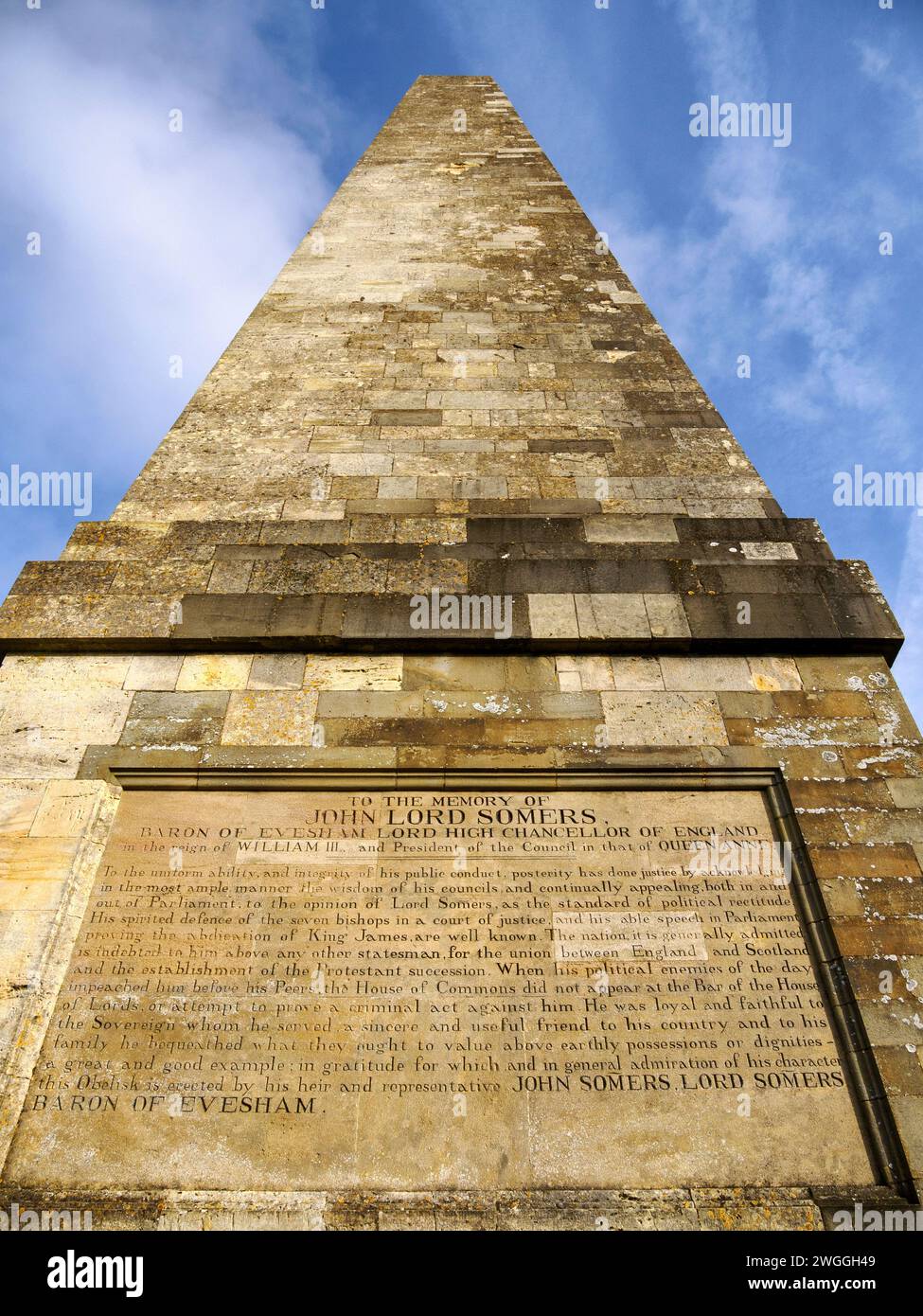 L'obelisco Somers Memorial sopra Eastnor Deer Park nelle Malvern Hills vicino Ledbury Herefordshire Regno Unito Foto Stock