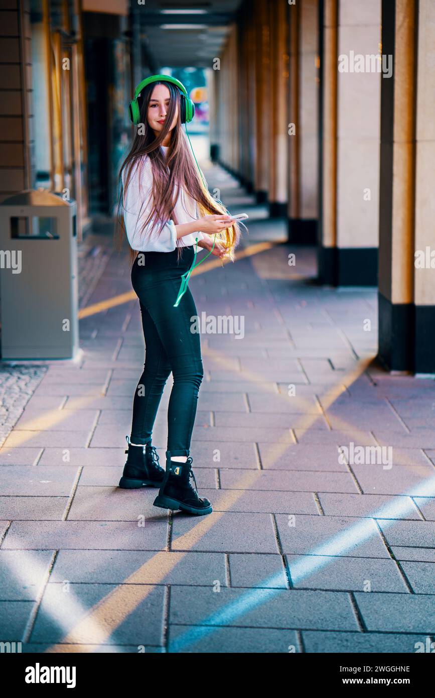 Giovane donna elegante che sorride in City Street Foto Stock