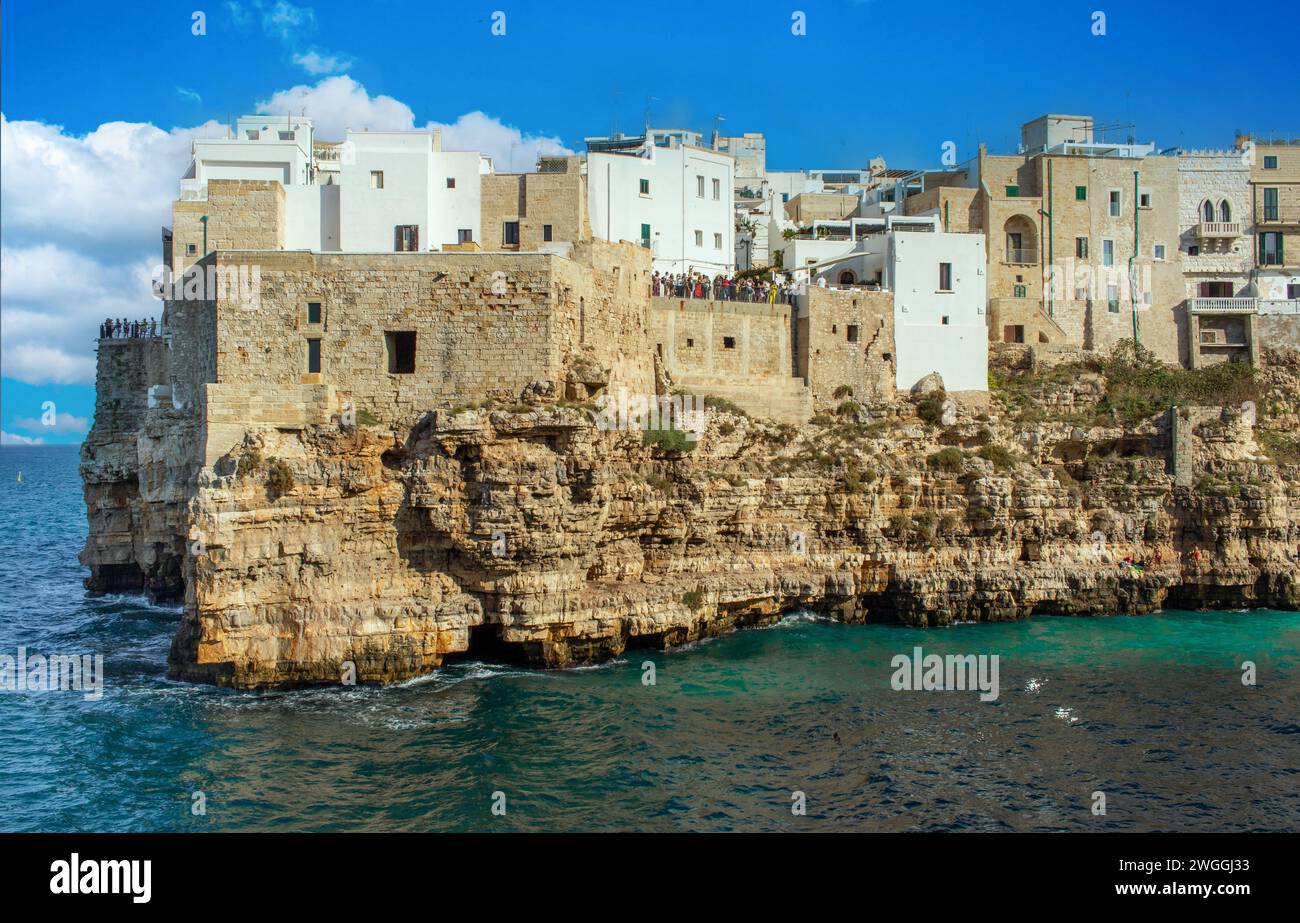 Polignano a Mare, una delle città più belle dell'Adriatico, è un punto di riferimento principale della Puglia. Qui, in particolare, le sue scogliere spettacolari Foto Stock