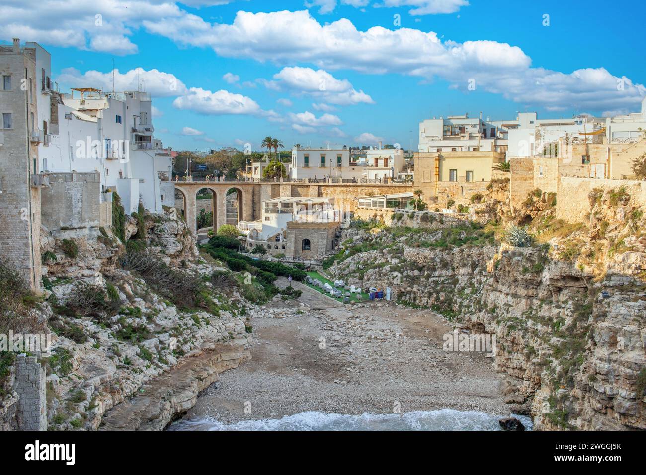 Polignano a Mare, una delle città più belle dell'Adriatico, è un punto di riferimento principale della Puglia. Qui, in particolare, le sue scogliere spettacolari Foto Stock