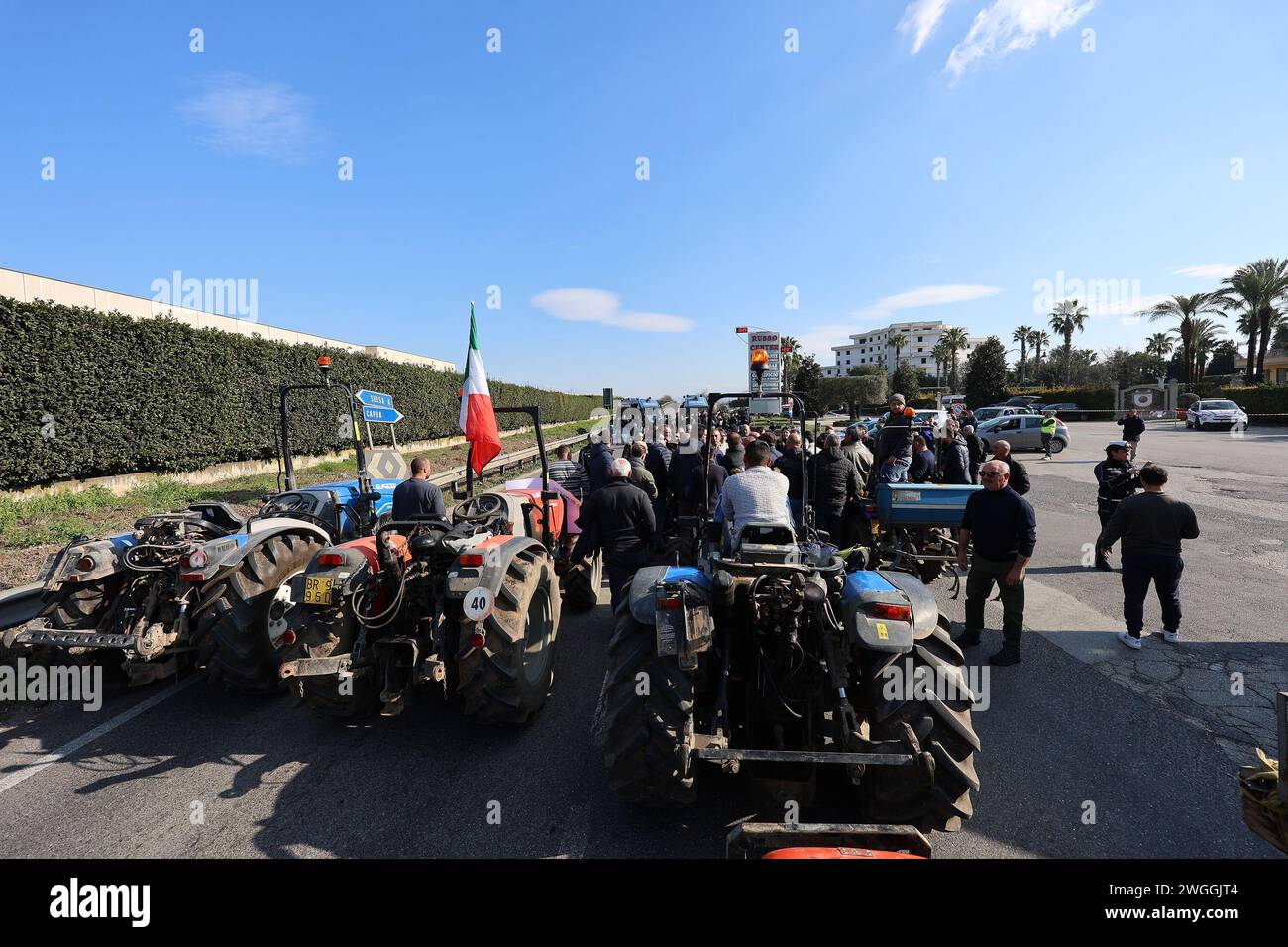 Gli agricoltori sui loro trattori, fermati dalla polizia, durante la manifestazione per protestare contro le iniziative "Green Deal” approvate dalla C europea Foto Stock