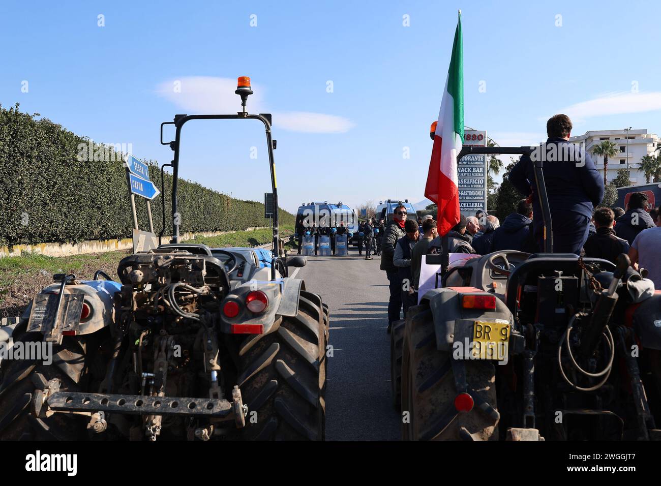 Gli agricoltori sui loro trattori, fermati dalla polizia, durante la manifestazione per protestare contro le iniziative "Green Deal” approvate dalla C europea Foto Stock
