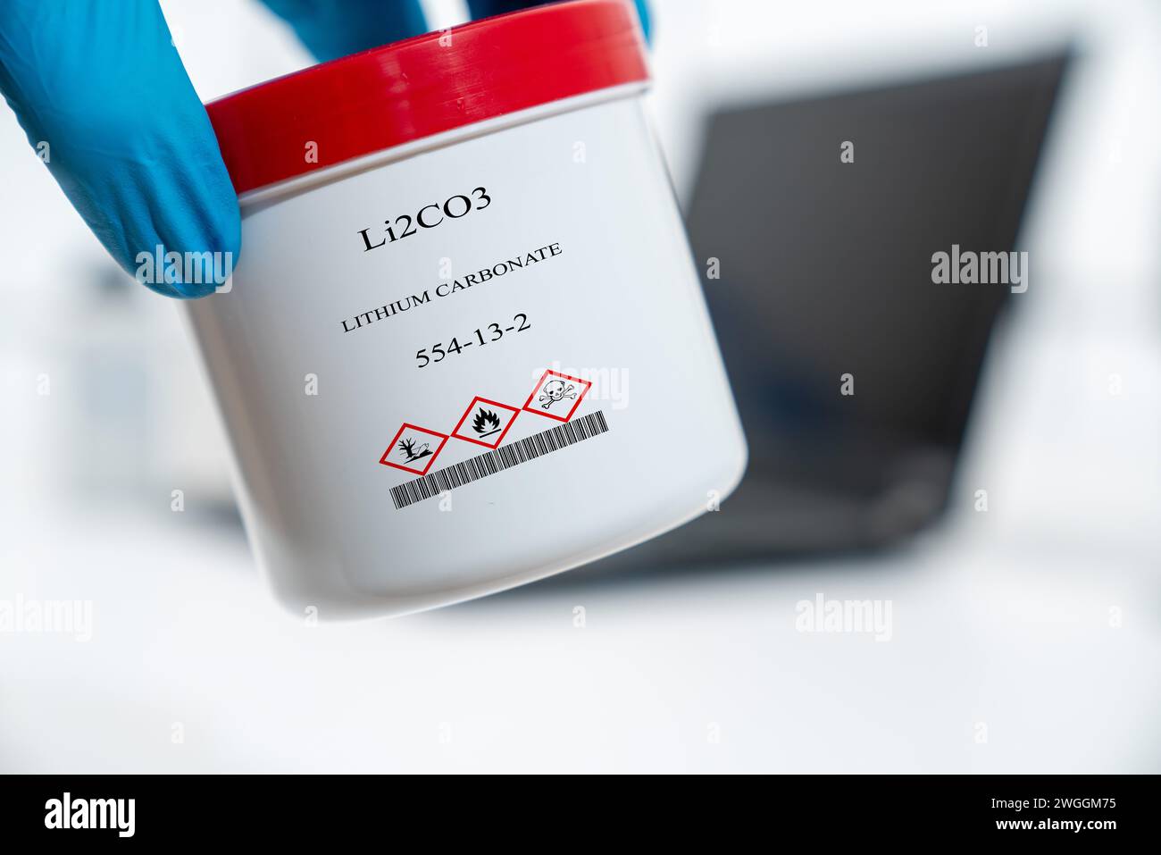 Carbonato di litio Li2CO3 CAS 554-13-2 sostanza chimica in imballaggi bianchi da laboratorio in plastica Foto Stock