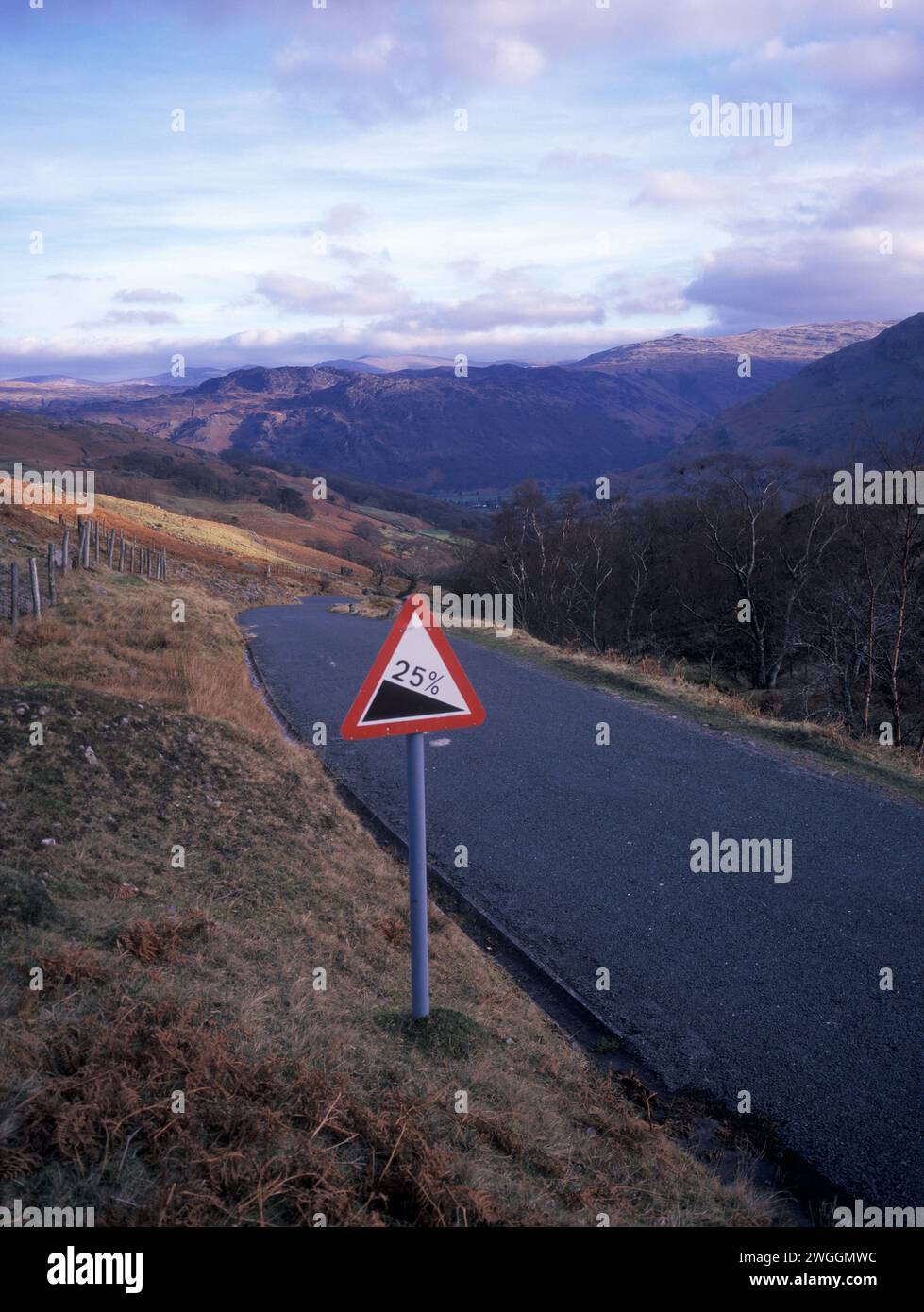 Regno Unito, Lake District National Park, Honister Pass, Borrowdale, una delle strade più ripide del Regno Unito con un gradiente 1 su 4 (25%). Foto Stock