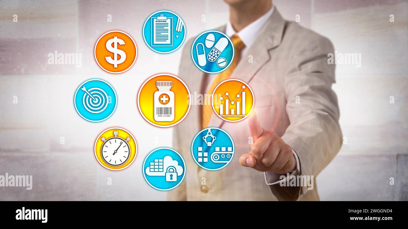 Un dirigente della produzione farmaceutica maschile irriconoscibile stabilisce una strategia di prezzo per un prodotto terapeutico. Concetto di prezzo basato sul valore, valore Foto Stock