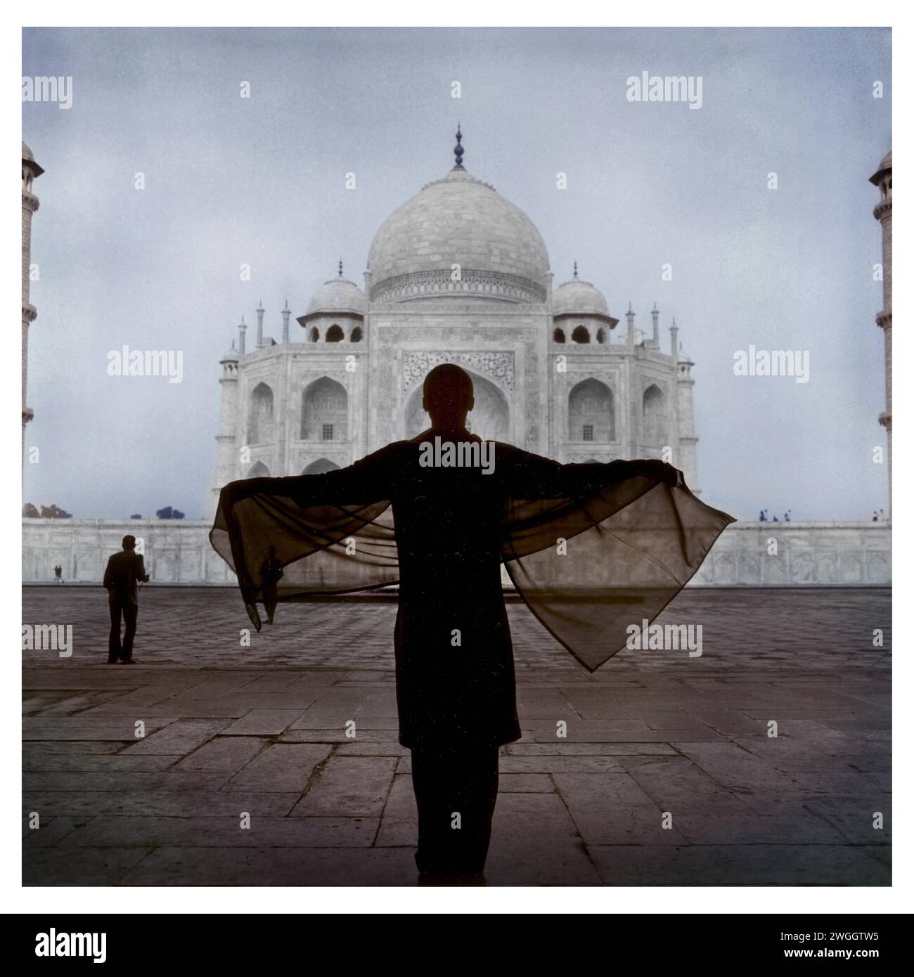 Una donna si trova di fronte al Taj Mahal ad Agra, in India. Foto Stock