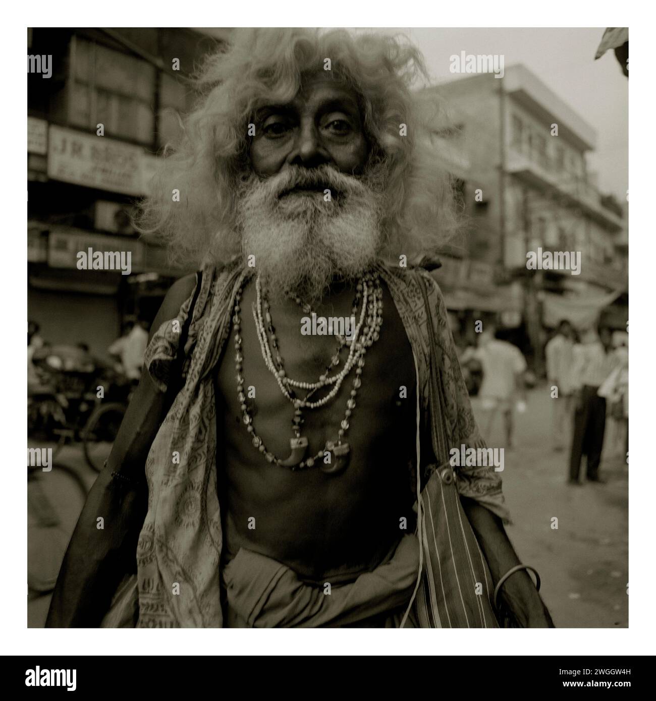 L'uomo che si fa chiamare prete, si trova in una via Dehli, in India. Foto Stock