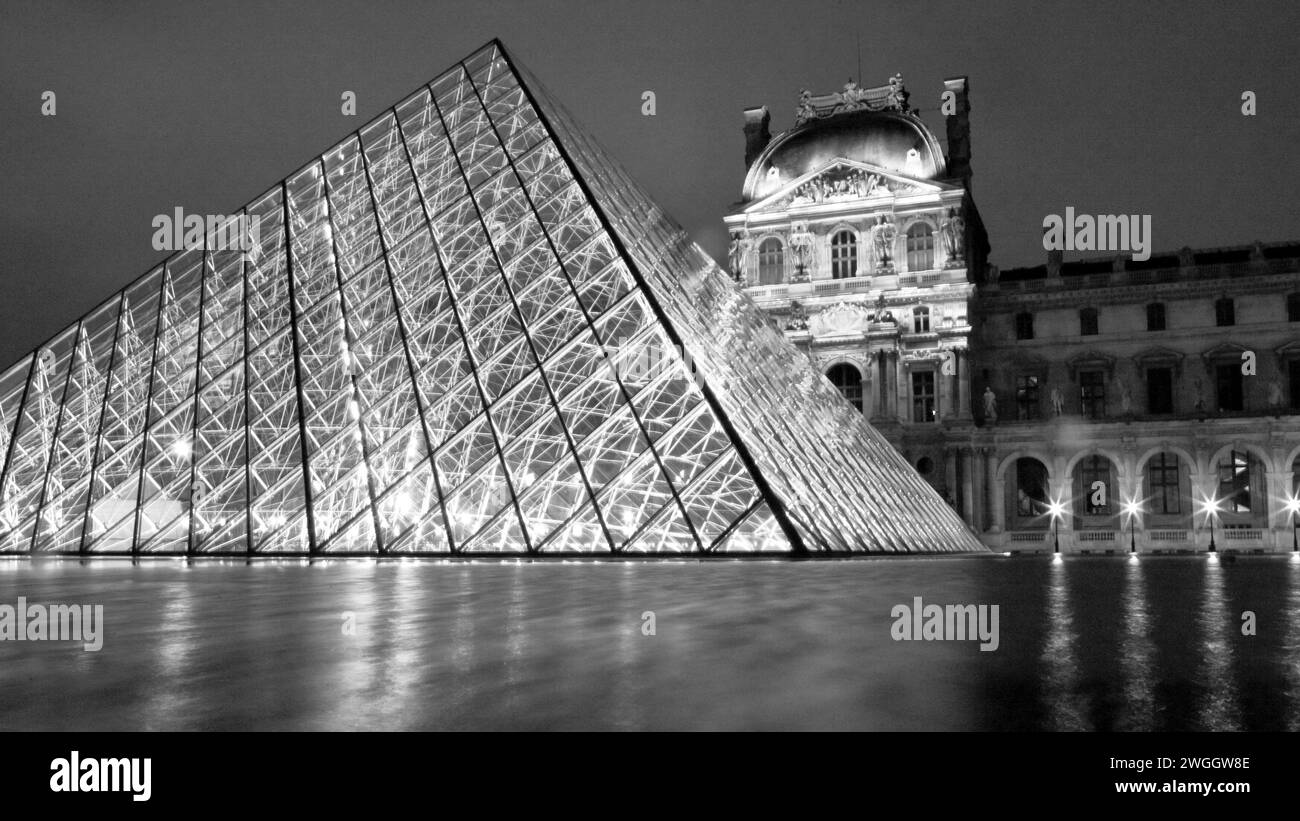 Una lunga esposizione della piramide d'ingresso del Louvre, Parigi, Francia. Foto Stock