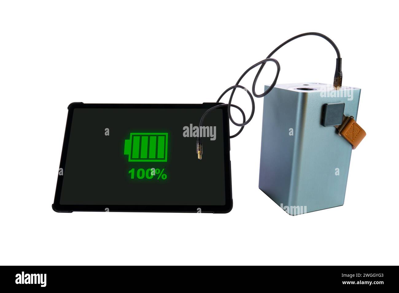 Tablet PC accanto a un power Bank con cavo USB su sfondo bianco. Sullo schermo dello smartphone è presente un indicatore verde del 100% di carica della batteria Foto Stock