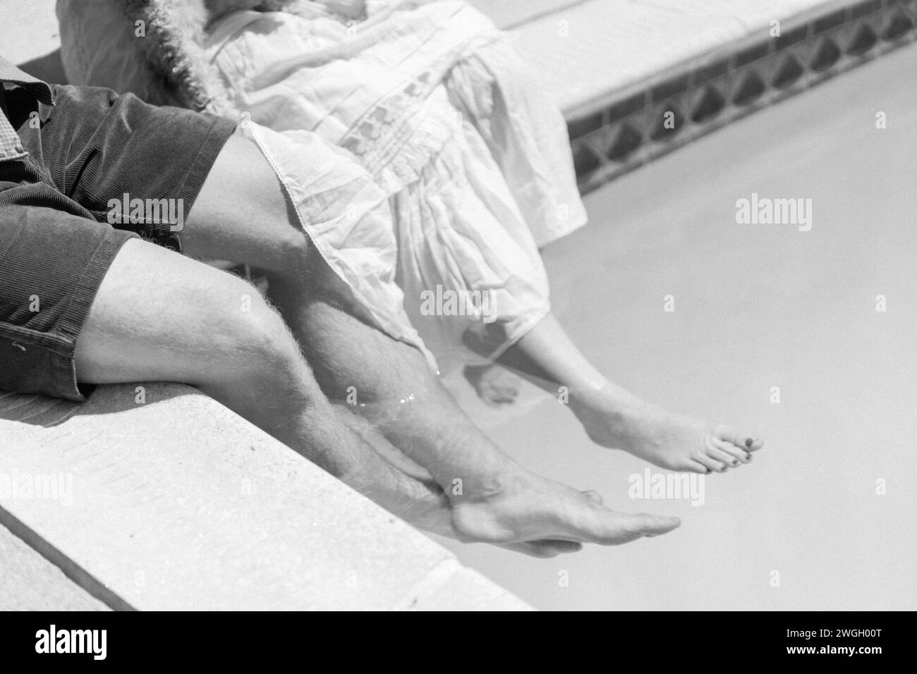 Area solarium con i piedi immersi nella piscina Foto Stock