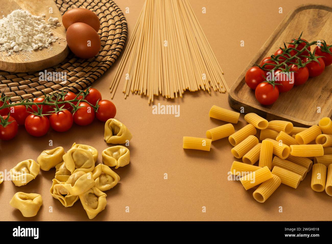 pasta secca e ingredienti per pasta pomodori farina di ciliegia uova Foto Stock