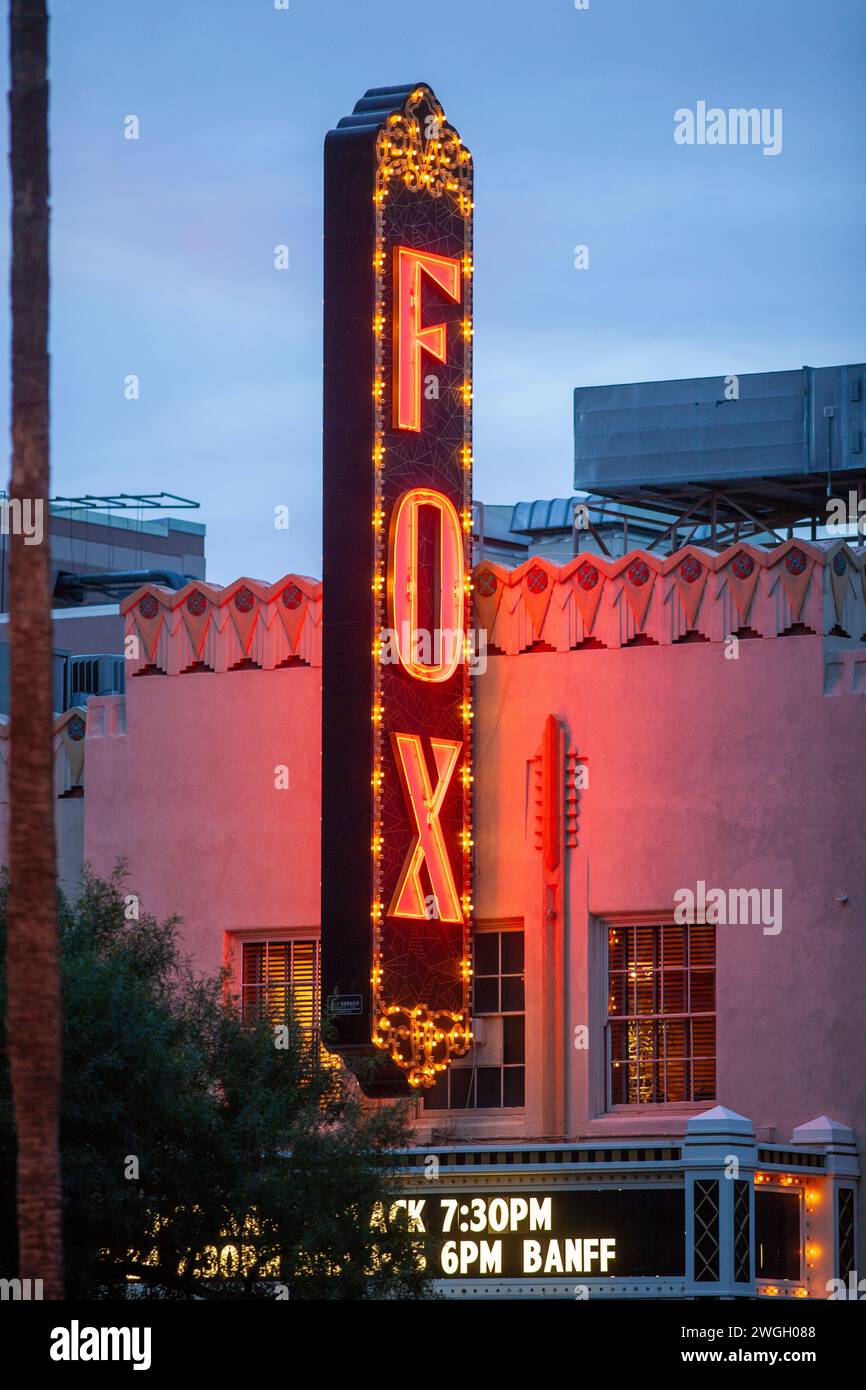 Gigante Fox Theatre con insegne illuminate al neon in verticale Foto Stock