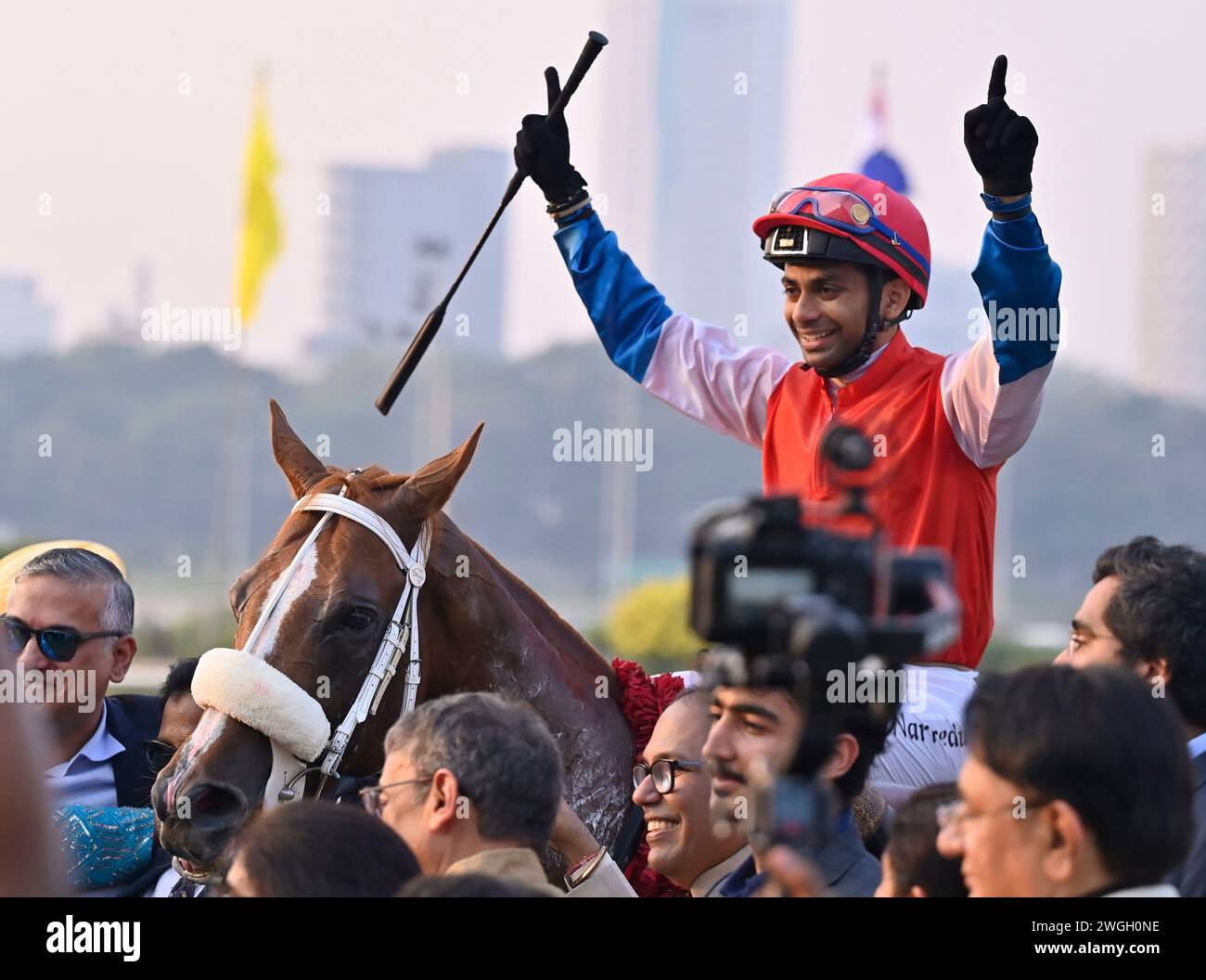 Mumbai, India. 5 febbraio 2024. MUMBAI, INDIA - 4 FEBBRAIO: Vincitore -'Enabler' e Jockey Yash Narrendu, Indian Derby al Mahalaxmi Race Course, il 4 febbraio 2024 a Mumbai, India. (Foto di Anshuman Poyrekar/Hindustan Times/Sipa USA ) crediti: SIPA USA/Alamy Live News Foto Stock