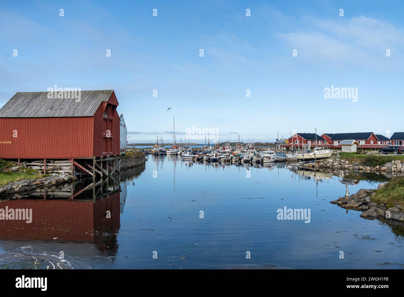 Collezione di pittoresche case in legno su palafitte sul tranquillo litorale Foto Stock