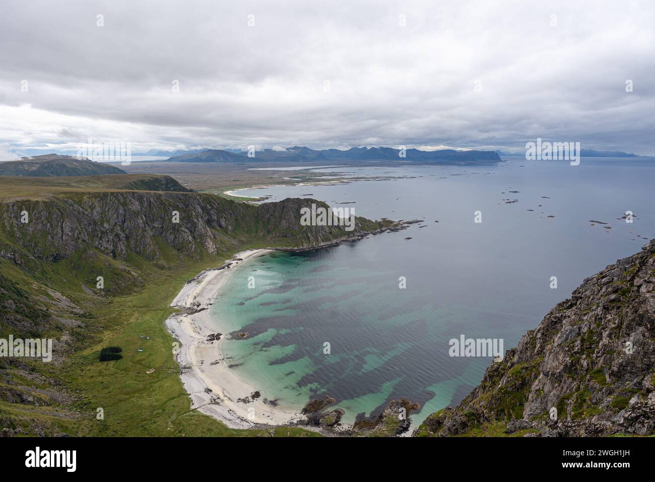 Una pittoresca vista costiera, che mostra una spiaggia e un oceano mozzafiato, come si vede da una montagna Foto Stock