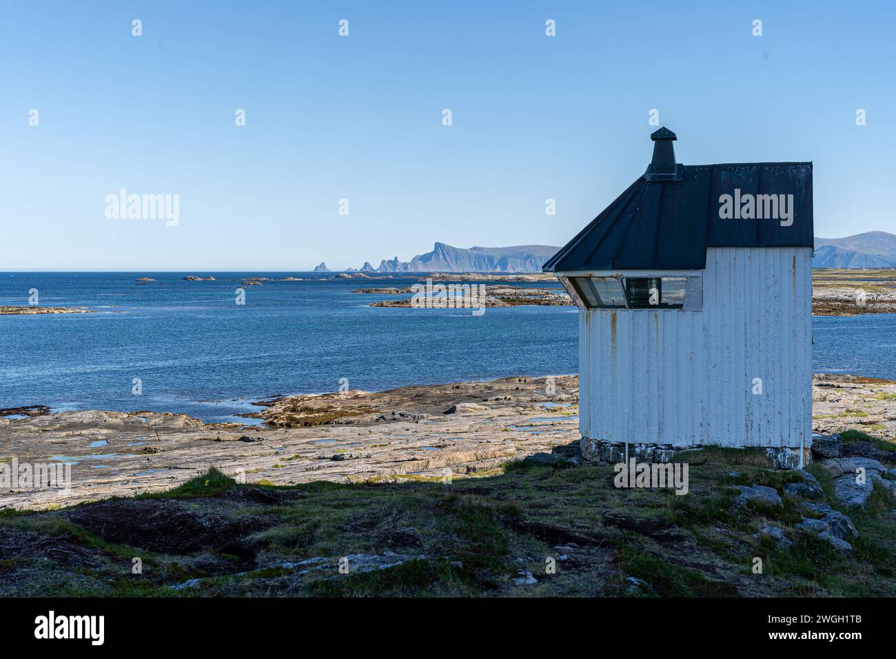 Un pittoresco faro arroccato sulla cima di un'aspra scogliera, che offre vedute mozzafiato dell'oceano Foto Stock