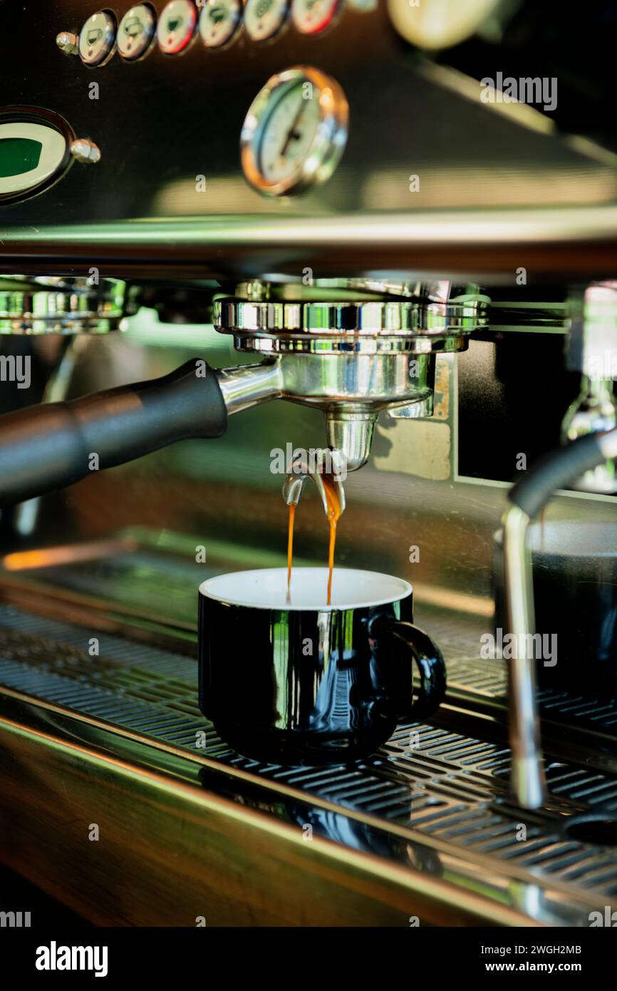 Primo piano del versamento dell'espresso dalla macchina per il caffè - foto stock Foto Stock