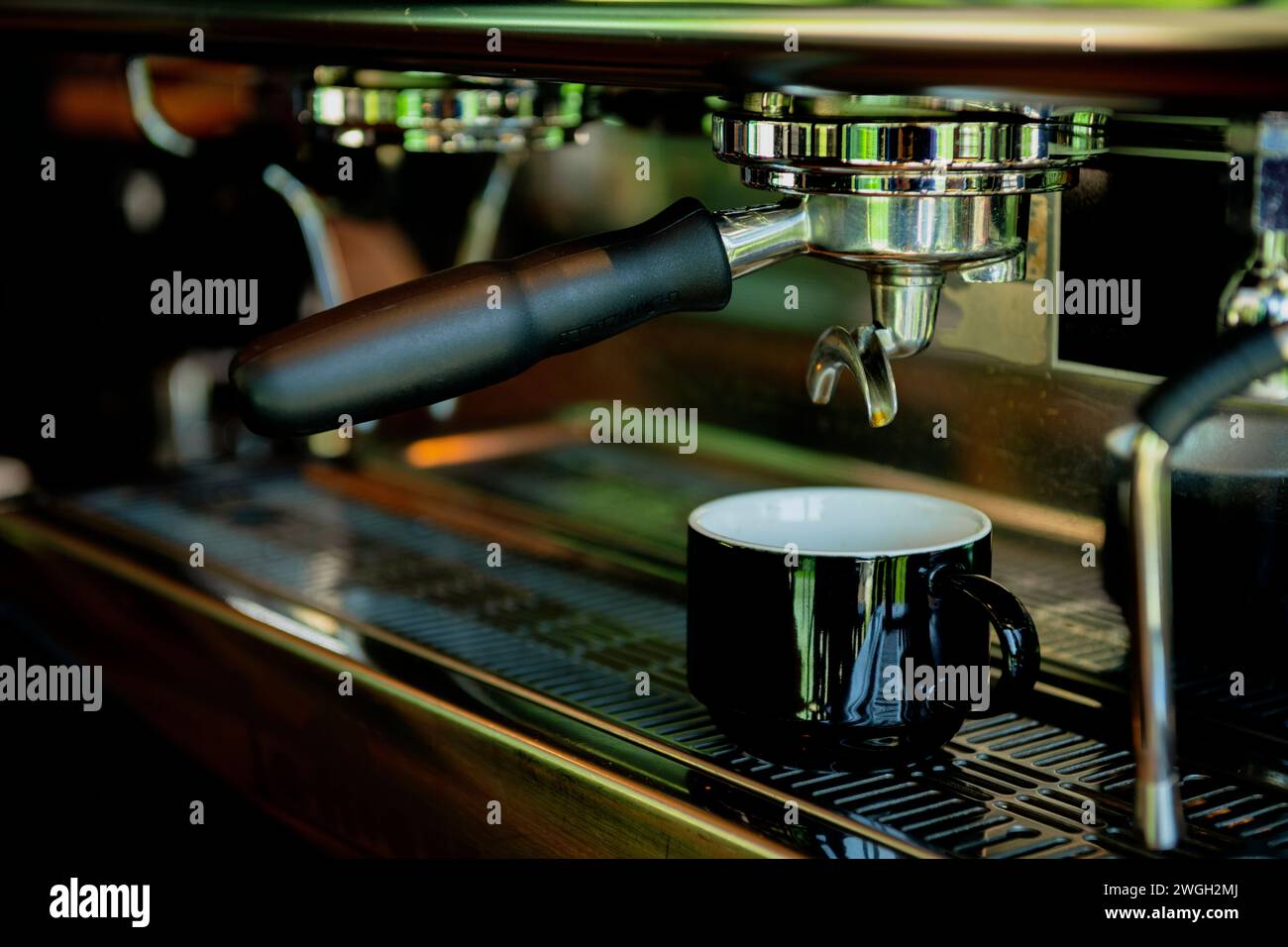 Primo piano del versamento dell'espresso dalla macchina per il caffè - foto stock Foto Stock