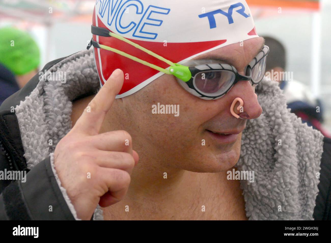 Non esclusiva: ORADEA, ROMANIA - 2 FEBBRAIO 2024 - un atleta con un berretto e occhiali da bagno è raffigurato durante il 1° Campionato europeo IISA in orad Foto Stock