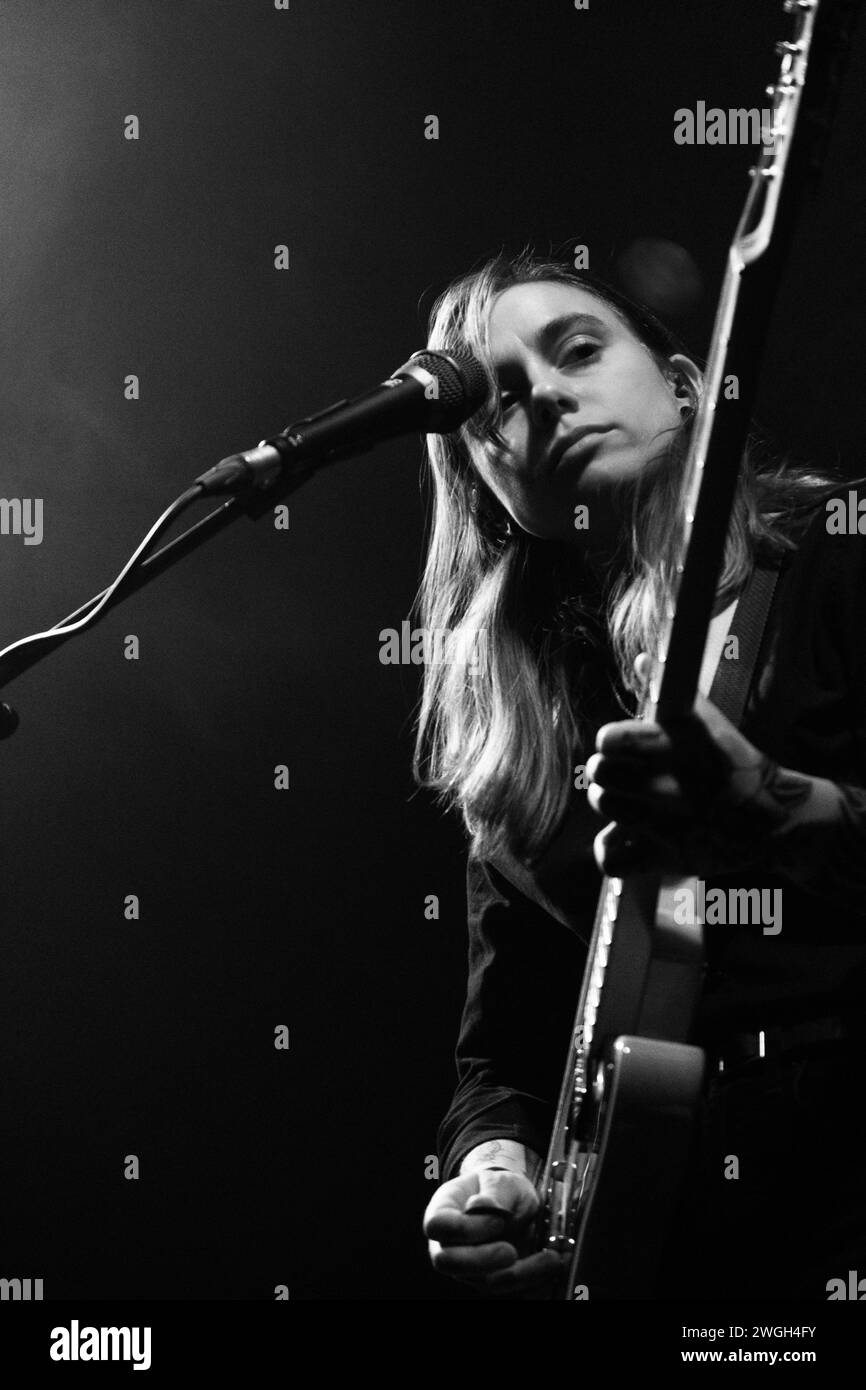 Il vincitore del Grammy Julien Baker si esibisce a Glasgow. Foto Stock