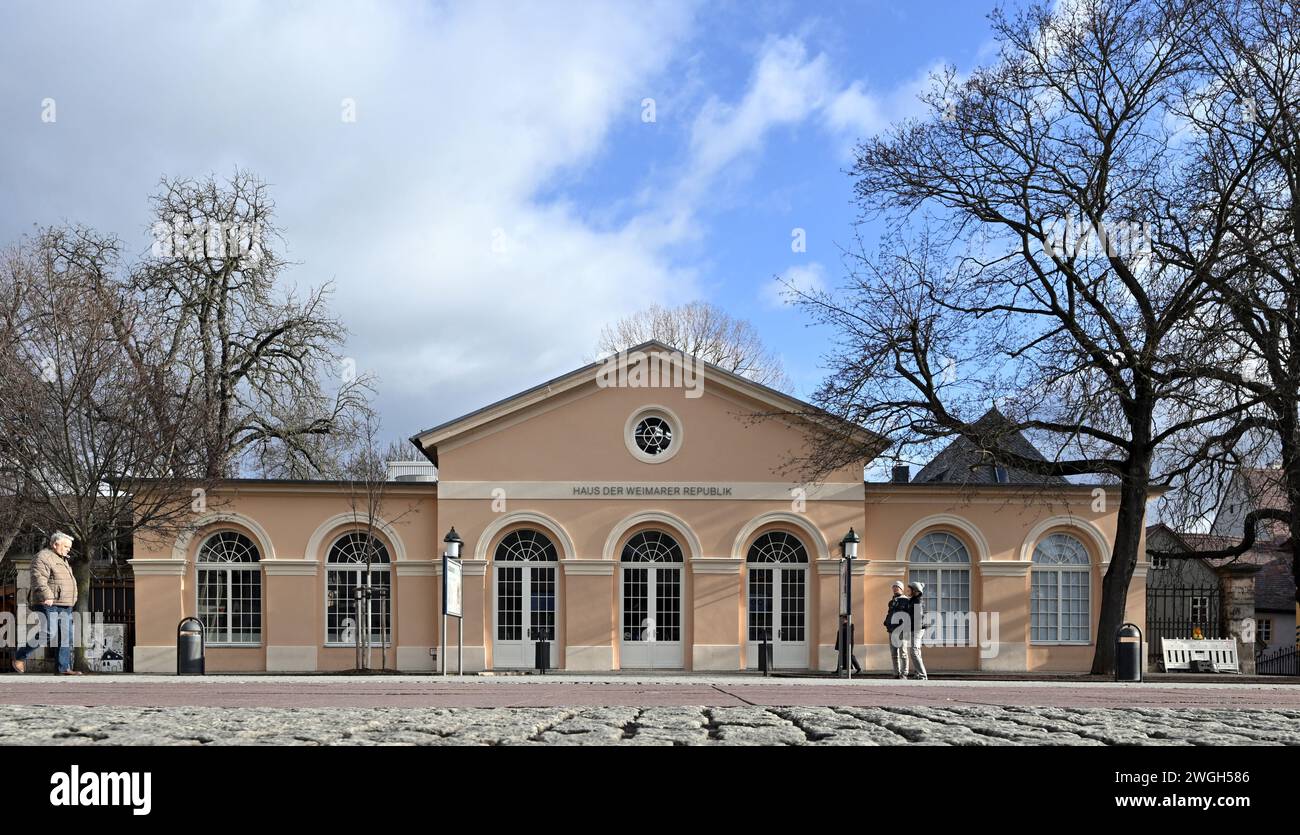 Weimar, Germania. 5 febbraio 2024. La Casa della Repubblica di Weimar - Forum per la democrazia sulla Theaterplatz di Weimar. Una nuova mostra speciale "due mondi - una Repubblica" è dedicata alla vita e al lavoro dei due presidenti tedeschi Friedrich Ebert (1871-1925) e Paul von Hindenburg (1847-1934). Entrambi incarnano i campi politici opposti della prima democrazia tedesca ed entrambi ebbero un'influenza decisiva sul destino della Germania nel XX secolo. Crediti: Martin Schutt/dpa/Alamy Live News Foto Stock