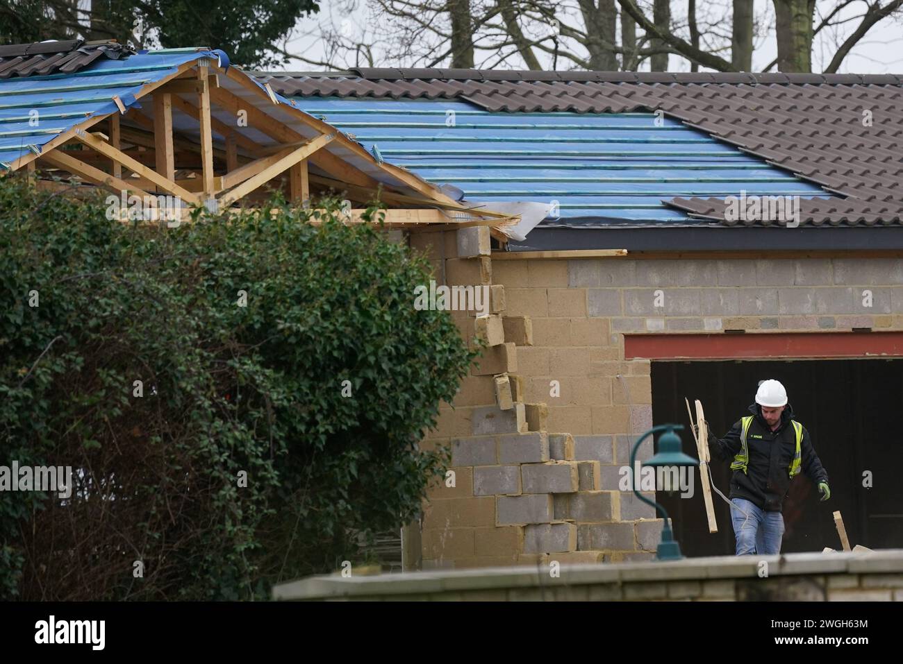 I lavori continuano a demolire un blocco di piscine termali non autorizzato nella casa di Hannah Ingram-Moore, la figlia del defunto capitano Sir Tom Moore, a Marston Moretaine, Bedfordshire. Data foto: Lunedì 5 febbraio 2024. Foto Stock