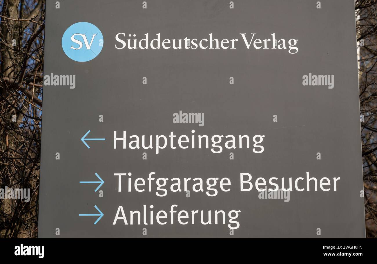 Monaco, Germania. 5 febbraio 2024. Le parole "Süddeutscher Verlag" possono essere lette su un cartello di fronte alla casa editrice. Süddeutscher Verlag è una società di media attiva in molte aree di business. Il suo oggetto più importante è il Süddeutsche Zeitung. Crediti: Peter Kneffel/dpa/Alamy Live News Foto Stock