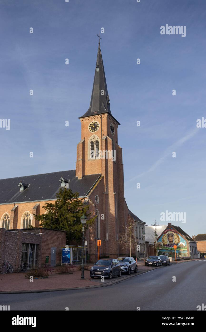 WICHELEN, BELGIO: 1° FEBBRAIO 2024: Veduta di St Gertrudes Church e la strada principale N416 a Wichelen, nelle Fiandre Orientali. Wichelen è una città e municipalità Foto Stock