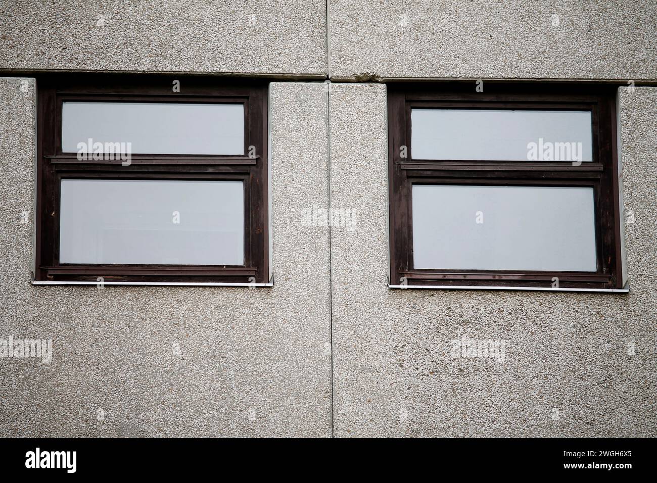 Parete grigia con 2 finestre a Budapest. Foto Stock