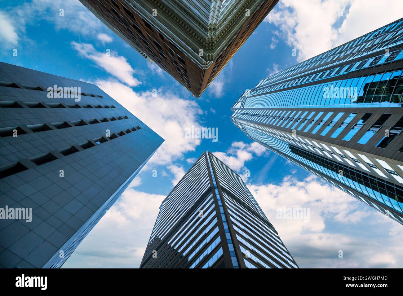 Riflessioni moderne e urbane sul grattacielo nel centro città Foto Stock