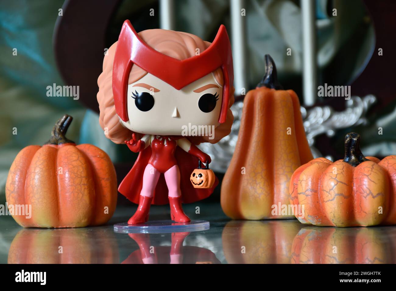 Funko Pop action figure del supereroe dei Marvel Avengers Scarlet Witch in costume di Halloween dalla serie tv WandaVision. Zucche, decorazioni, riflessi. Foto Stock