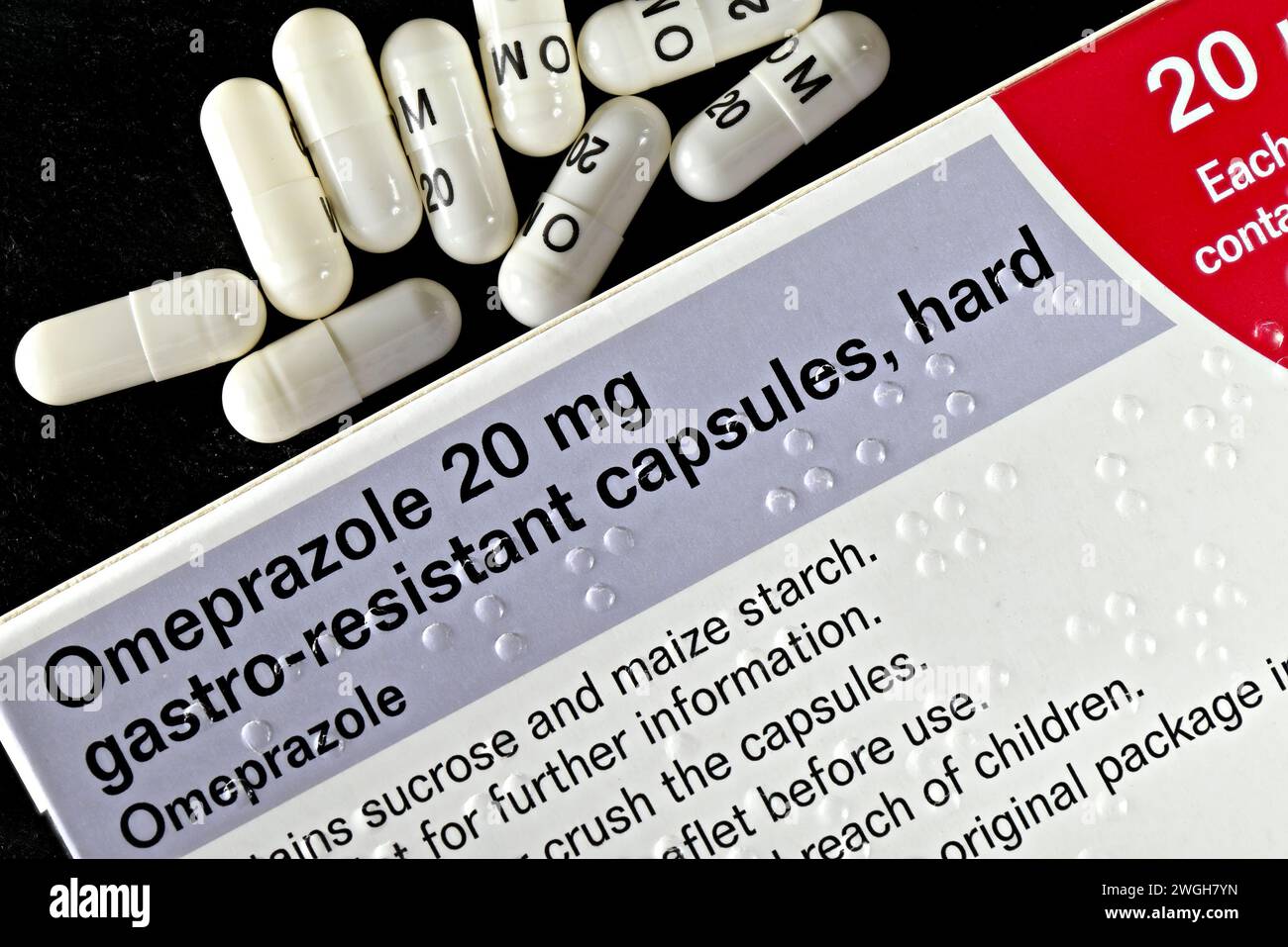 Capsule da 20 mg resistenti all'omeprazolo - per il trattamento di bruciore di stomaco e indigestione Foto Stock