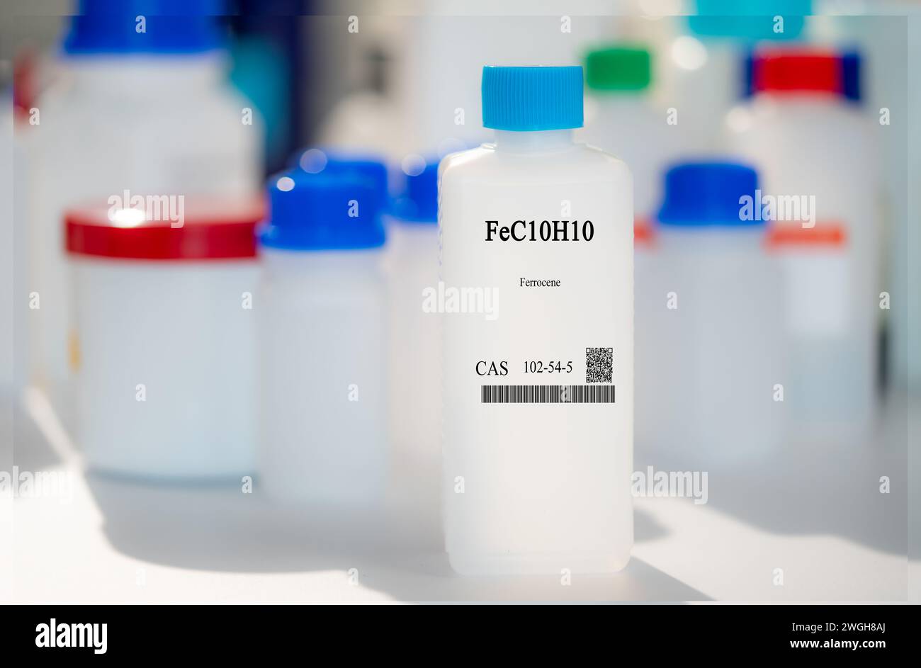 FeC10H10 ferrocene CAS 102-54-5 sostanza chimica in imballaggi bianchi da laboratorio in plastica Foto Stock