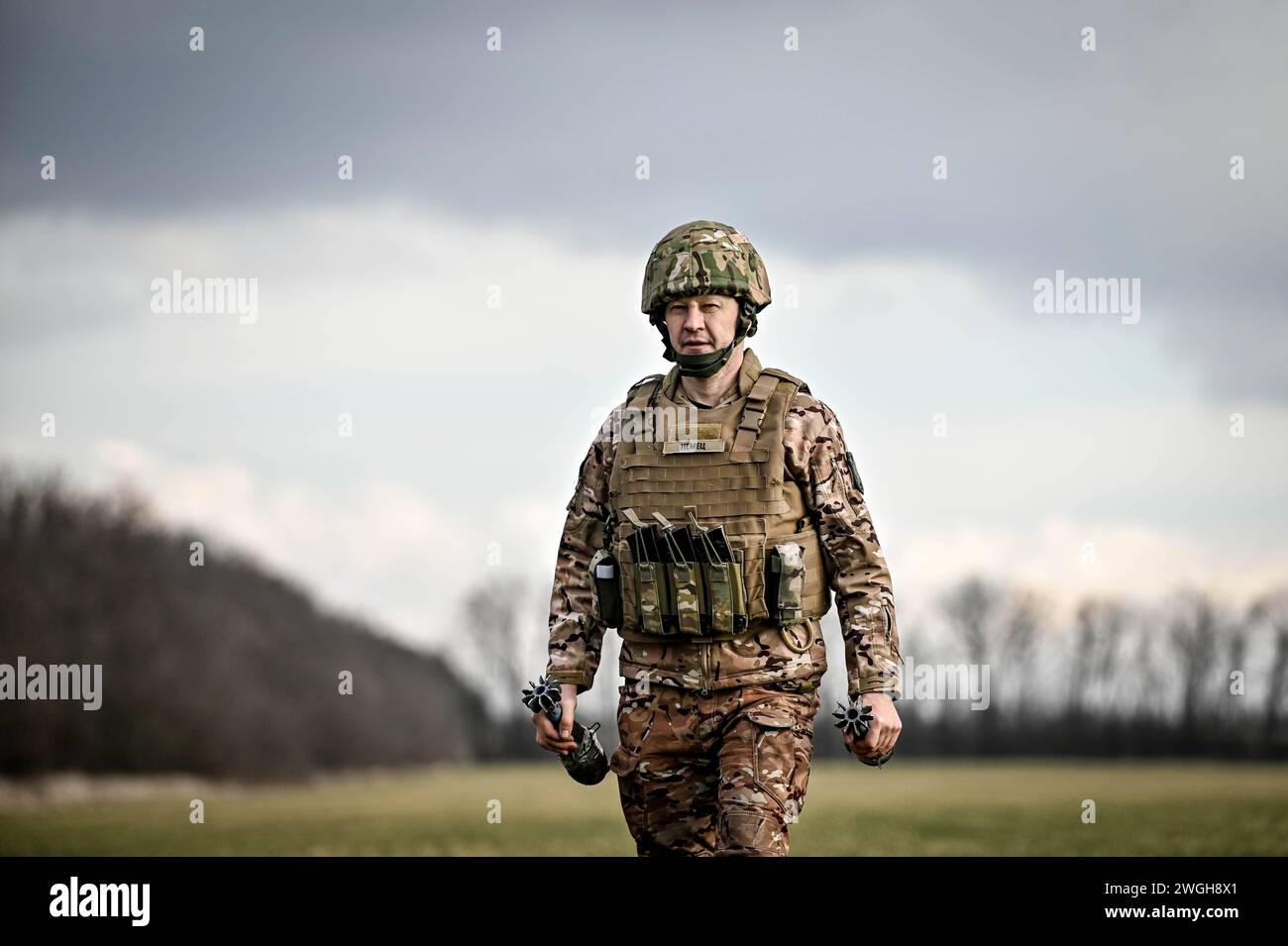 ZAPORIZHZHIA, UCRAINA - 2 FEBBRAIO 2024 - Un militare della Vykhor. Dnipro unmanned Combat Aerial Complex plotoon della 108a divisione di difesa territoriale separata trasporta proiettili durante un lancio dimostrativo di un drone Vampire, un veicolo aereo da combattimento senza equipaggio ucraino (UCAV) che ha un carico utile fino a 15 kg (33 libbre) ed è dotato di una macchina fotografica termografica, regione di Zaporizhzhia, Ucraina sud-orientale. Foto Stock