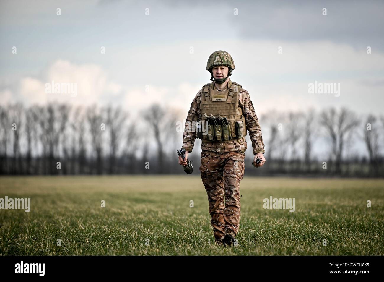 ZAPORIZHZHIA, UCRAINA - 2 FEBBRAIO 2024 - Un militare della Vykhor. Dnipro unmanned Combat Aerial Complex plotoon della 108a divisione di difesa territoriale separata trasporta proiettili durante un lancio dimostrativo di un drone Vampire, un veicolo aereo da combattimento senza equipaggio ucraino (UCAV) che ha un carico utile fino a 15 kg (33 libbre) ed è dotato di una macchina fotografica termografica, regione di Zaporizhzhia, Ucraina sud-orientale. Foto Stock