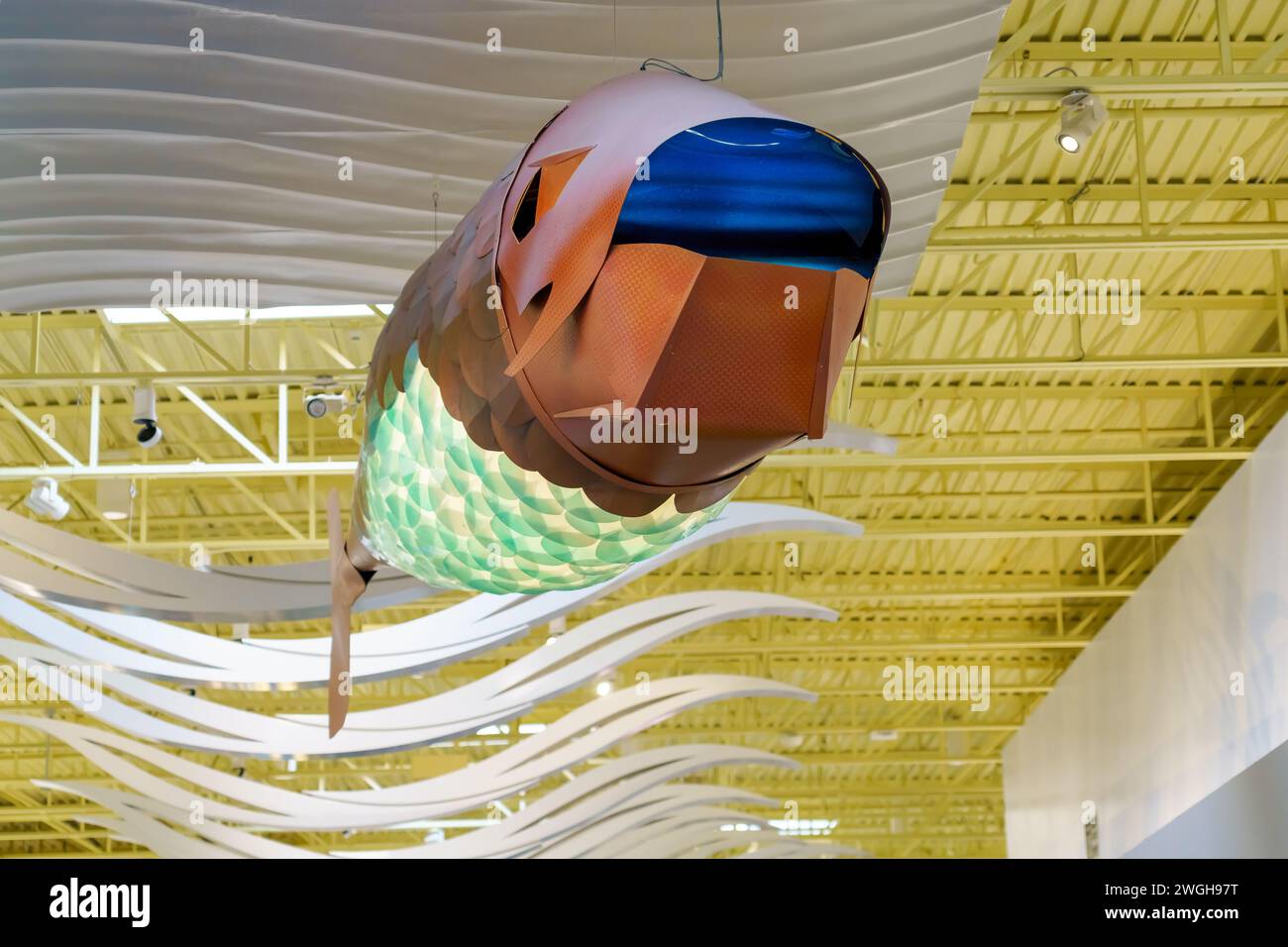 Decorazioni a forma di pesce appeso al soffitto nel centro commerciale Vaughan Mills. L'edificio commerciale è un'attrazione turistica della città Foto Stock