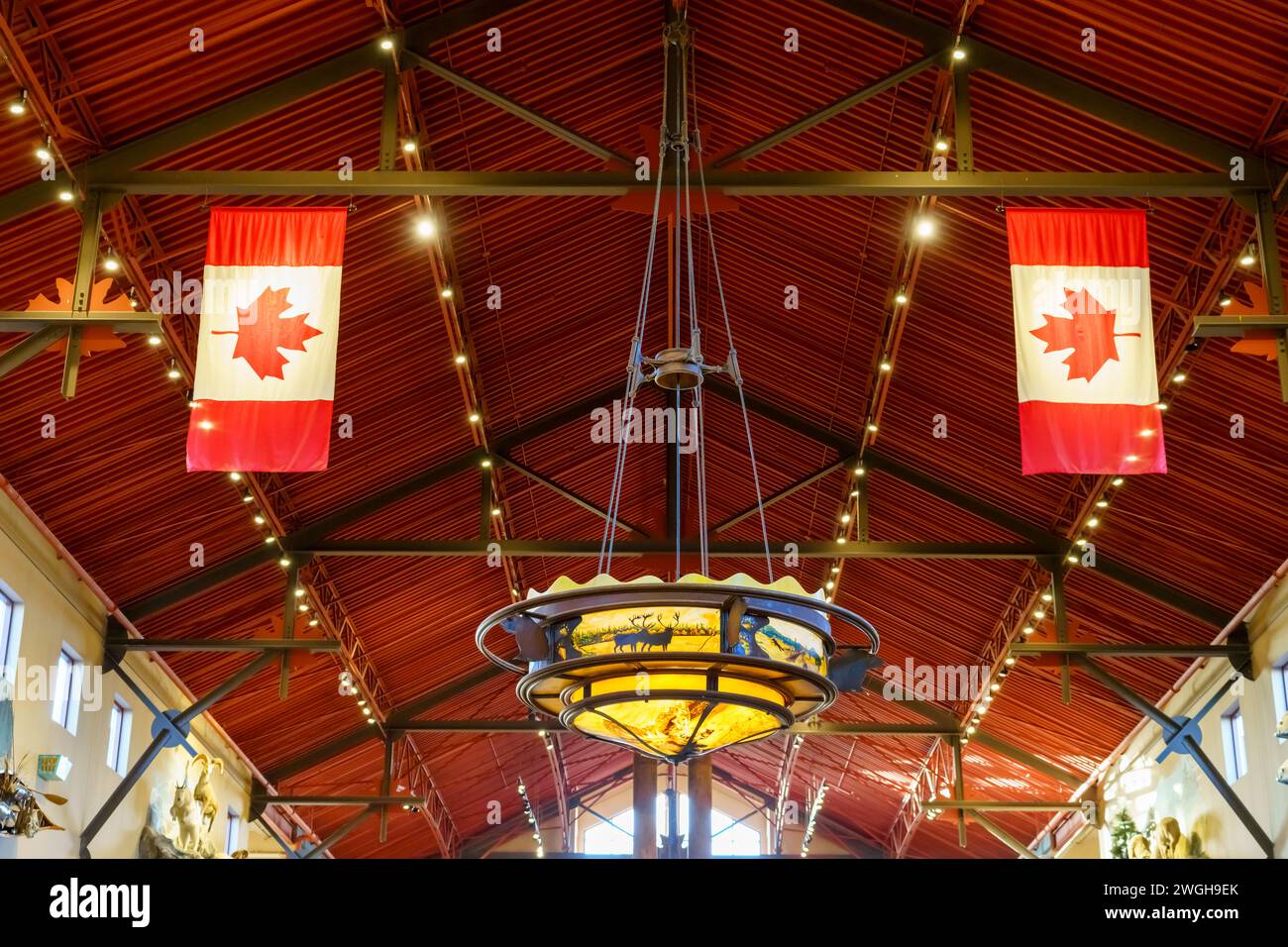 Simmetria delle bandiere canadesi e una grande lampada elettrica nel Bas Pro Shop. Il negozio al dettaglio è un luogo famoso e un'attrazione nel Vaughan Mills sh Foto Stock