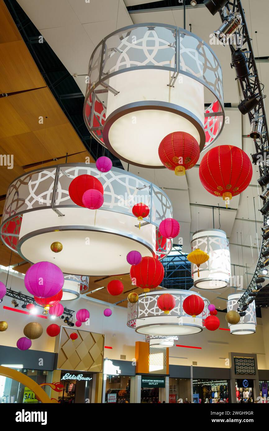 Decorazioni in stile cinese per celebrare l'anno del Drago. Gli ornamenti sono appesi al soffitto nel centro commerciale Vaughan Mills. Foto Stock
