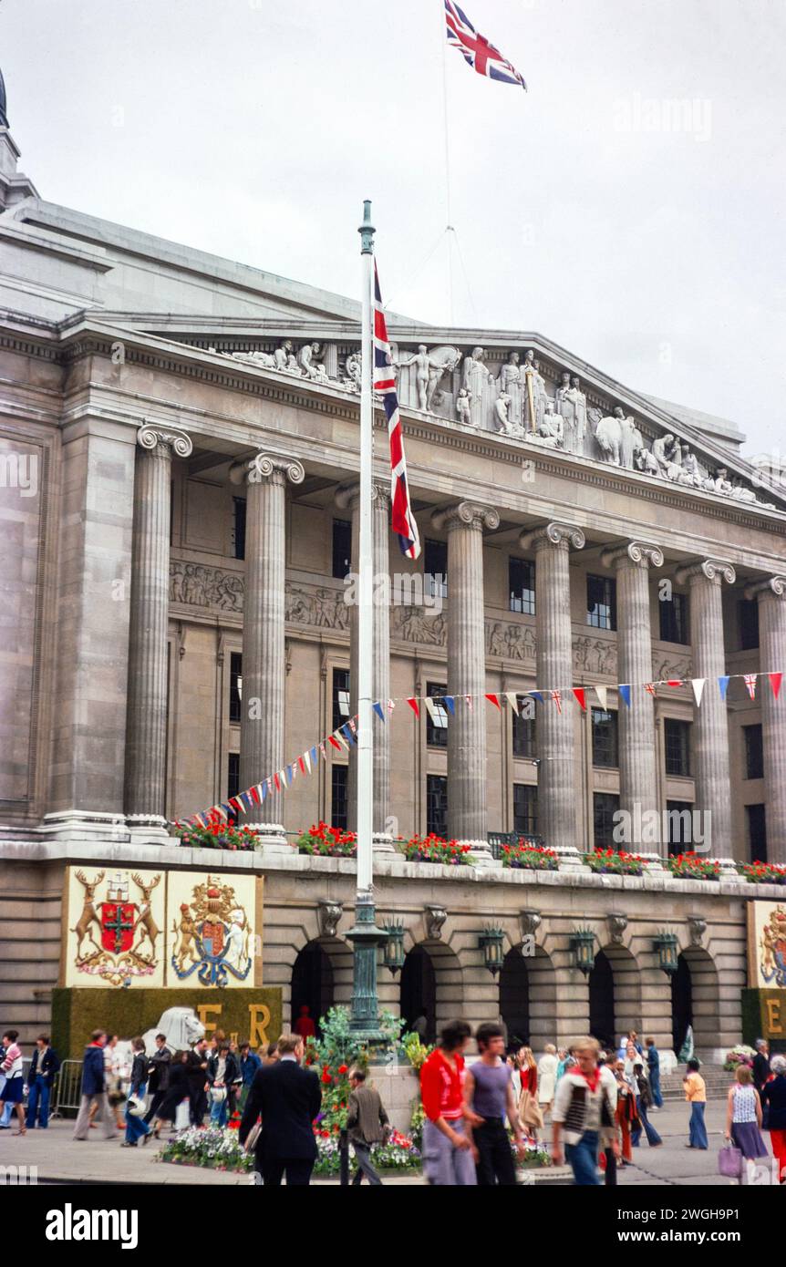 Bandiere e bunting decorano l'edificio del Council House per le celebrazioni del Giubileo d'argento della regina Elisabetta Nottingham, Nottinghamshire, Inghilterra, Regno Unito 1977 Foto Stock