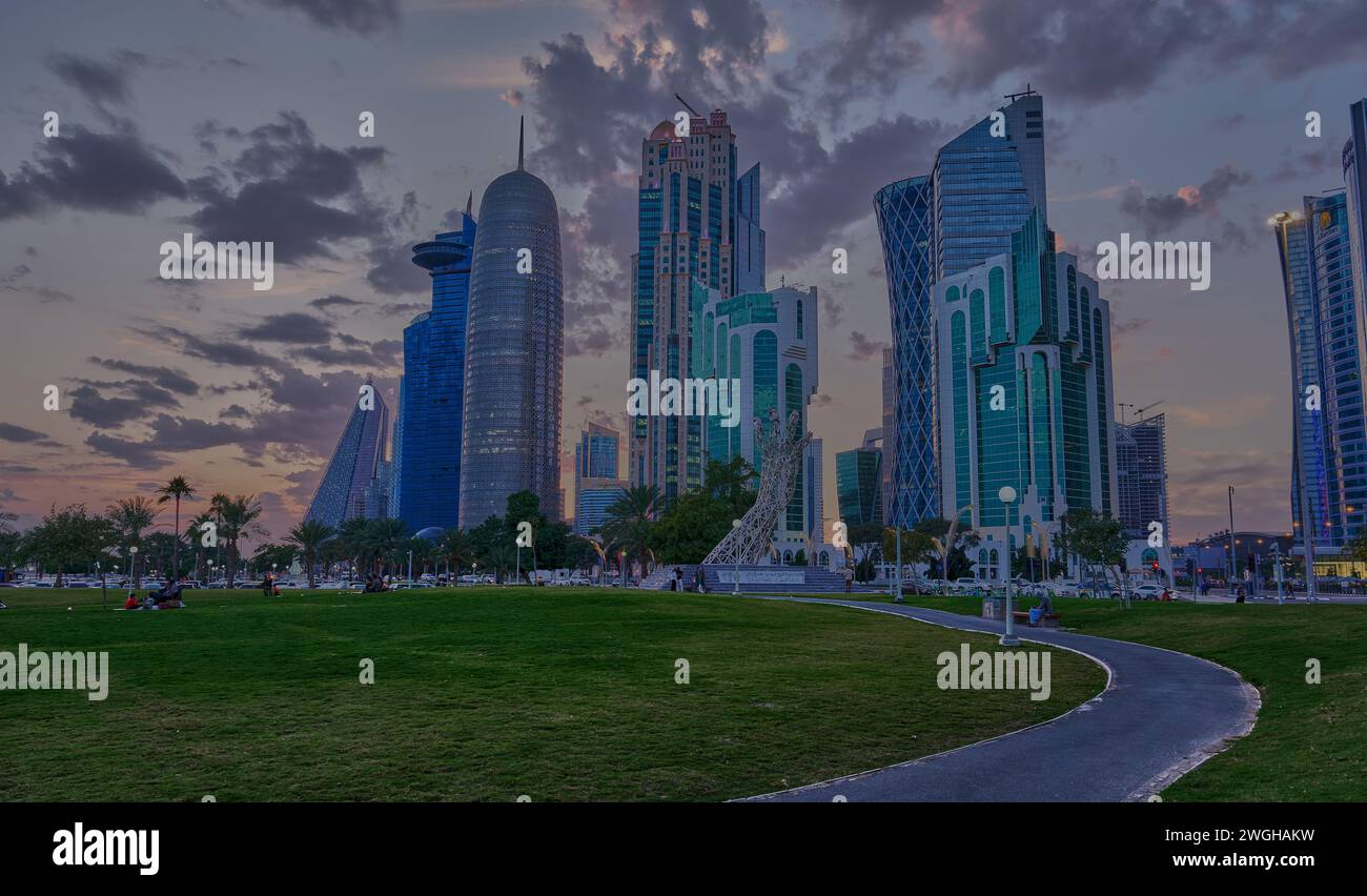 Lo skyline di Doha nella baia occidentale è stato girato nel pomeriggio dal parco dell'hotel con il monumento Sheikh Tamim Bin Hamad al-Thani International Anti Corruption Excellence Award Foto Stock